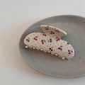 Detail der cremefarbenen Haarklammer mit Kirsch-Schleifen-Druck auf Keramikteller - Rote Kirsche Kurze Kralle