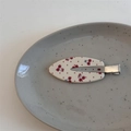 Detailansicht einer süßen weißen Haarspange mit Kirschmuster und silbernem Metallclip - Rote Kirsche Nahtlose Clip