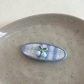 Makroaufnahme der blau-weiß karierten Haarspange mit 3D-Kirschen und kleinen Perlen - Kirschblau-Clip - Oval