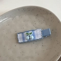 Detailansicht einer süßen blau-karierten Haarspange mit Spitze und Kirschdekor - Kirschblau-Clip - Rechteckig