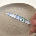 Detail einer hellblauen Haarklammer mit Karomuster, Kirschdekor und Spitzenstruktur - Kirschblau-Clip - Gerade