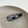 Détail d'une pince à cheveux à carreaux noir et blanc avec accents de cerises perlées - Pince Cerise Noire - Rectangle
