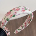 Detailaufnahme des floralen Haarreifs mit handgemachtem Etikett und Blumenmuster - Haarreif im chinesischen Stil - Hellgelb