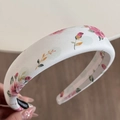 Detailansicht des Blumen-Haarreifs mit rosa Rosen auf weißem Satin und rutschfesten Zähnen - Haarreif im chinesischen Stil - Große Rose