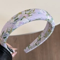 Detailaufnahme des hellvioletten floralen Stoff-Haarreifens mit Polsterungstextur - Haarreif im chinesischen Stil - Lila