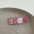 Detail der rosa karierten Haarspange mit Spitzenbesatz und kleinem Kirschanhänger auf Teller - Kirschrosa-Clip - Rechteckig