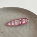 Detail der rosa karierten Haarspange mit niedlichen Kirschen aus Kunstharz - Kirschrosa-Clip - Wassertropfen