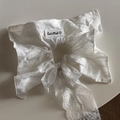 Dettaglio di elastico per capelli in pizzo bianco con fiocco e perla - Stile Nastro a Fiocco / Fiocco in Nastro Bianco