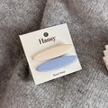 Nahaufnahme von pastellblauen und cremefarbenen Haarspangen auf einer Hansy-Displaykarte - Cremiges Blau Paar - Lang Oval