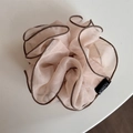 Primer plano de coletero de organza beige con bordes marrones y detalle de etiqueta de moda - Estilo de Capullo (FQ881090) / Café elegante