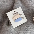 Dettaglio di fermagli per capelli blu pastello e crema opachi su sfondo in maglia morbida - Coppia Blu Crema - Senza Traccia