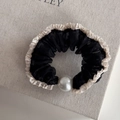 Dettaglio scrunchie in tulle nero con bordi plissettati e grande perla bianca - Elastico a Volant Pois Neri