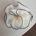 Detalle de coletero de organza blanca con elegantes costuras de borde negro en contraste - Estilo de Capullo (FQ881090) / Amarillo leche