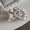 Dettaglio della molletta per capelli in tessuto a pois neri con molla in metallo oro - Pois Bianchi - Grande Fiocco a Granchio