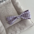 Dettaglio di un fermaglio per capelli a quadretti viola con trama in tessuto vintage - Pinza a Becco d'Anatra con Fiocco Gingham / Viola