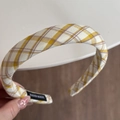 Dettaglio del cerchietto giallo a quadri con trama del tessuto ed etichetta a mano - Cerchietto Stretto Dolce - Quadri Grandi