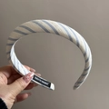 Détail d'un serre-tête à rayures bleues et blanches avec étiquette fait main à l'intérieur - Serre-Tête Étroit Frais Bleu - Rayé