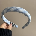 Détail du serre-tête à carreaux bleus montrant la texture et l'étiquette faite main - Serre-Tête Étroit Frais Bleu - Grand Plaid