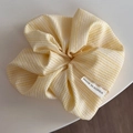 Dettaglio del cerchietto a quadretti gialli in tessuto con trama di pizzo fine - Scrunchie Dolce - Quadretti