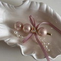 Detail der Haarspange mit rosa Schleife, Perlen, Herz-Zirkon und hängenden Quasten - Rosa Schleife Perlenquaste Klammer