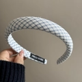 Détail d'un serre-tête rembourré à carreaux bleus avec étiquette faite à la main - Serre-Tête Étroit Frais Bleu - Plaid Moyen