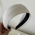 Detalle de la diadema ancha de tela acanalada blanca con textura de rayas verticales - Blanco Roto
