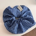 Détail d'un chouchou bleu à carreaux avec motif classique et étiquette de qualité - Chouchou Frais Bleu - Plaid Bleu Foncé