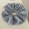 Detail eines blau-weißen Gingham-Haargummis mit weichen Rüschenschichten und Ziernähten - Dunkelblau Feines Gitter