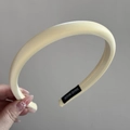 Primer plano de la diadema de cuero crema hecha a mano con etiqueta interior de Hand Made - Diadema / Amarillo