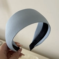 Detalle de diadema ancha a rayas azul claro en tejido de punto acanalado para diario - Azul Leche