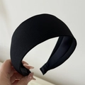 Vista detallada de la textura de tela acanalada negra en una diadema ancha minimalista - Negro
