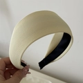 Detalle de la diadema ancha de rayas crema con textura de punto y forro antideslizante - Amarillo Leche