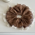 Detailaufnahme von braunem Chiffon-Haargummi mit weißer Spitzenkante - Kaffeebraun