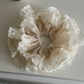 Detail eines beigen Chiffon-Haargummis mit Plissee-Struktur und feinen Spitzenkanten - Beige