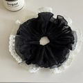 Detailansicht eines großen schwarzen Chiffon-Haargummis mit feiner weißer Spitzenkante - Schwarz