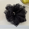 Detail eines schwarzen Mesh-Haargummis mit 3D-Beflockungspunkten und weicher Stoffstruktur - Schwarz 3D Dot Mesh