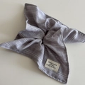 Dettaglio dell'elastico scrunchie a righe grigie con etichetta tessuta con lettere - Elastico Quadrato con Etichetta-Grigio