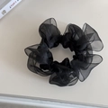 Vista detallada del coletero de organza negra con pliegues en capas sobre fondo blanco - Negro