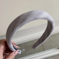 Dettaglio dell'elastico per capelli in tessuto a righe grigie con etichetta fatta a mano - Cerchietto con Etichetta-Grigio