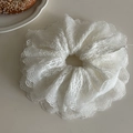 Detailopname van de witte kanten scrunchie met holle mesh-textuur en fijne bloemenrand - Holle Kant / Wit