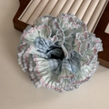 Dettaglio scrunchie a quadretti blu con cuciture rosa a onde e bordi in pizzo fine - Quadri Blu