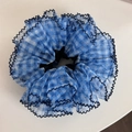 Detail von blauem Gingham-Mesh-Scrunchie mit schwarzen Wellenkanten und Mesh-Stoff - Blau Mesh Karomuster