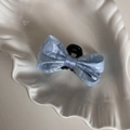 Dettaglio della molletta per capelli con fiocco in raso azzurro su vassoio decorativo - Blu Chiaro Piccola Molla