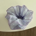 Dettaglio dell'elastico scrunchie in organza lilla con trama a righe e bordi plissettati - Elastico Arricciato Viola