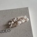 Detailaufnahme der plissierten Haarspange mit champagnerfarbenem Organza-Stoff - Weißer BB-Clip