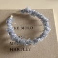 Détail d'un serre-tête plissé bleu clair en maille avec texture douce en organza - Bleu - Bandeau