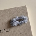 Detailansicht einer blauen Haarspange aus Netzstoff mit Falten und silberner Metallbasis - Blauer BB-Clip
