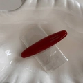 Detailansicht der dunkelroten Acetat-Haarspange mit FRANCE Handmade Gravur für Damen - Rot