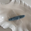 Detailansicht der blauen Haarklammer aus Acetat mit goldener France Handmade Gravur - Blau