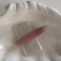 Detail der rosa Acetat-Haarklammer mit France Handmade Gravur auf einer Schale - Rosa